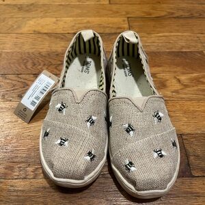 TOMS Kids Beige Moccasins with Bee Pattern
